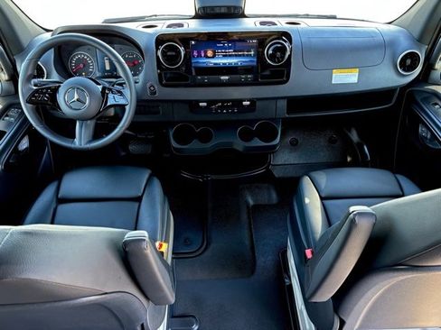 Used 2025 Mercedes-Benz Sprinter 2500 image 21
