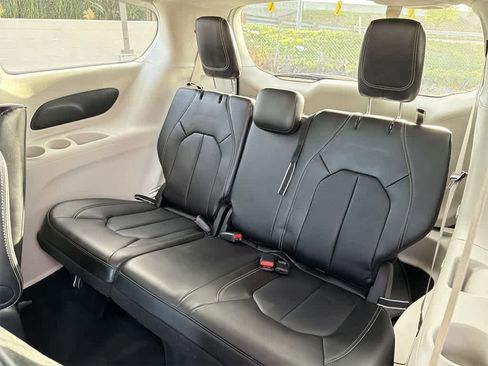 Used 2024 Chrysler Pacifica Select image 29