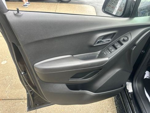Used 2020 Chevrolet Trax LS FWD image 16