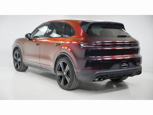 Used 2025 Porsche Cayenne E-Hybrid w/ Premium Package image 3