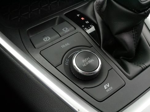 Certified 2023 Toyota RAV4 LE AWD/4WD image 28