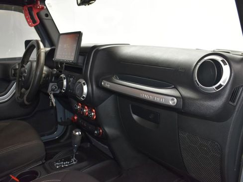 Used 2015 Jeep Wrangler Unlimited Rubicon w/ Connectivity Group image 23