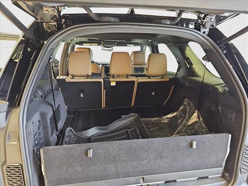 New 2025 Land Rover Discovery Dynamic SE AWD/4WD image 13
