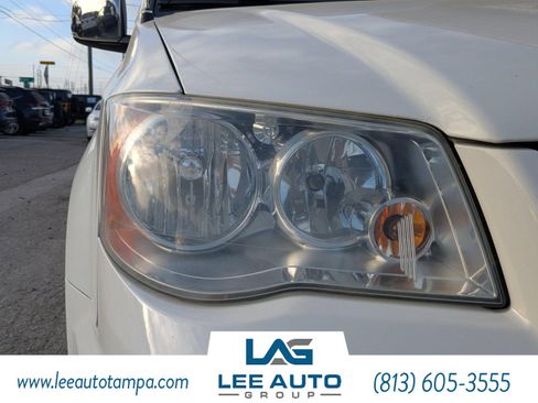 Used 2013 Chrysler Town & Country Touring-L image 9