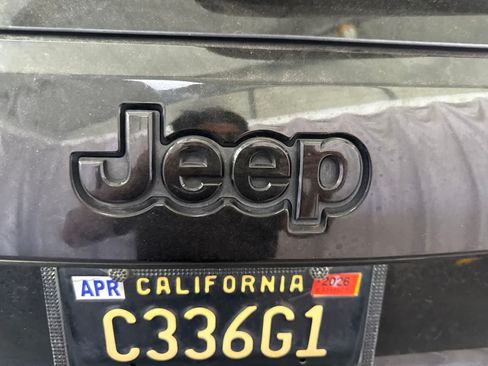Used 2020 Jeep Grand Cherokee Altitude AWD/4WD image 14