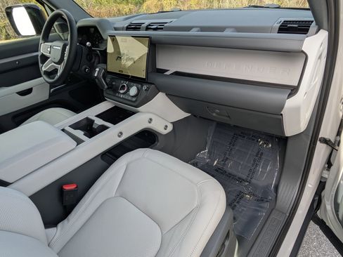 New 2026 Land Rover Defender 110 X-Dynamic SE image 30