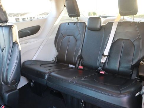 Used 2022 Chrysler Pacifica Touring-L image 13