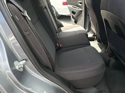 Used 2020 Chevrolet Trax LS FWD image 33