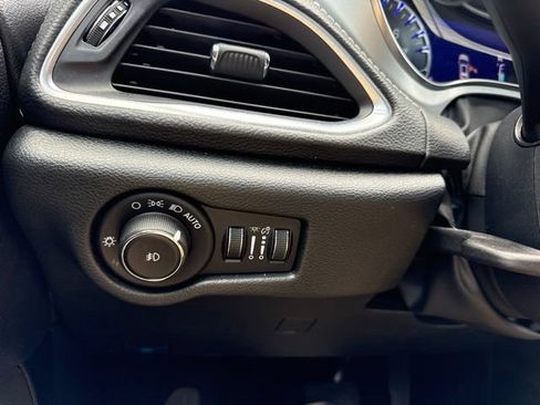 Used 2025 Chrysler Pacifica Limited FWD image 16