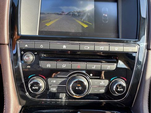 Used 2017 Jaguar XJ R-Sport image 32