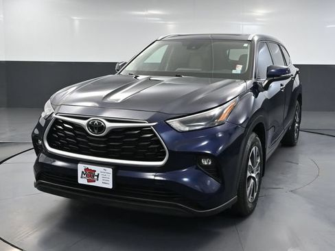 Used 2022 Toyota Highlander XLE AWD/4WD image 11