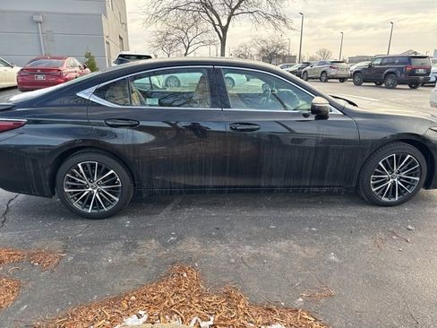 Used 2025 Lexus ES 300h w/ Premium Package image 2