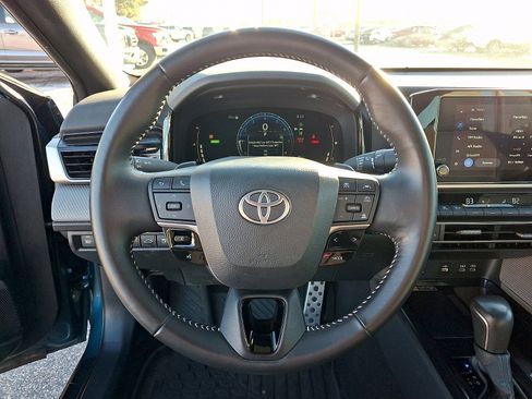 Used 2025 Toyota Camry SE image 19