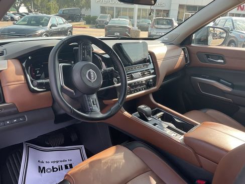 Used 2024 Nissan Pathfinder Platinum FWD image 12