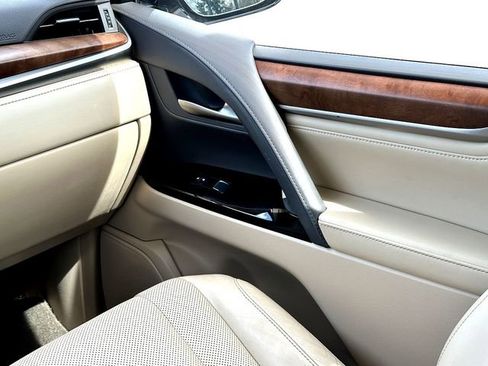 Used 2020 Lexus LX 570 4WD w/ Luxury Package image 28