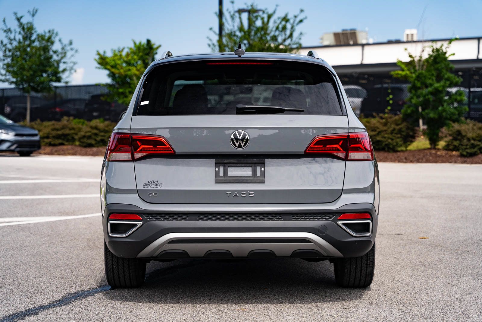 Used 2023 Volkswagen Taos SE w/ Panoramic Sunroof Package FWD image 6