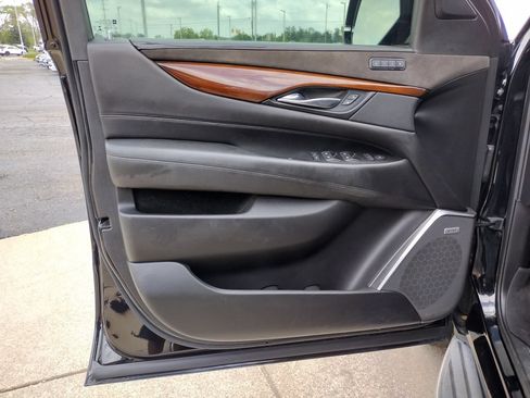 Used 2019 Cadillac Escalade ESV Luxury AWD/4WD image 22