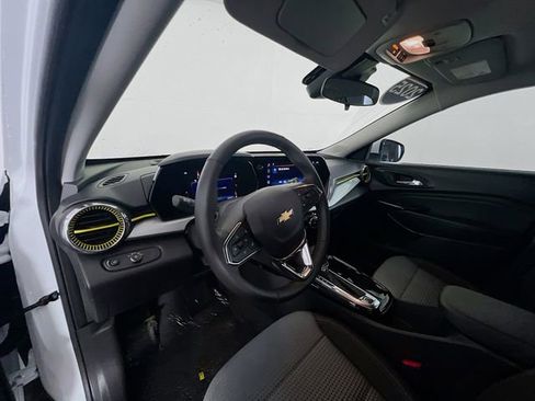 Used 2025 Chevrolet Trax LT w/ LT Convenience Package image 18