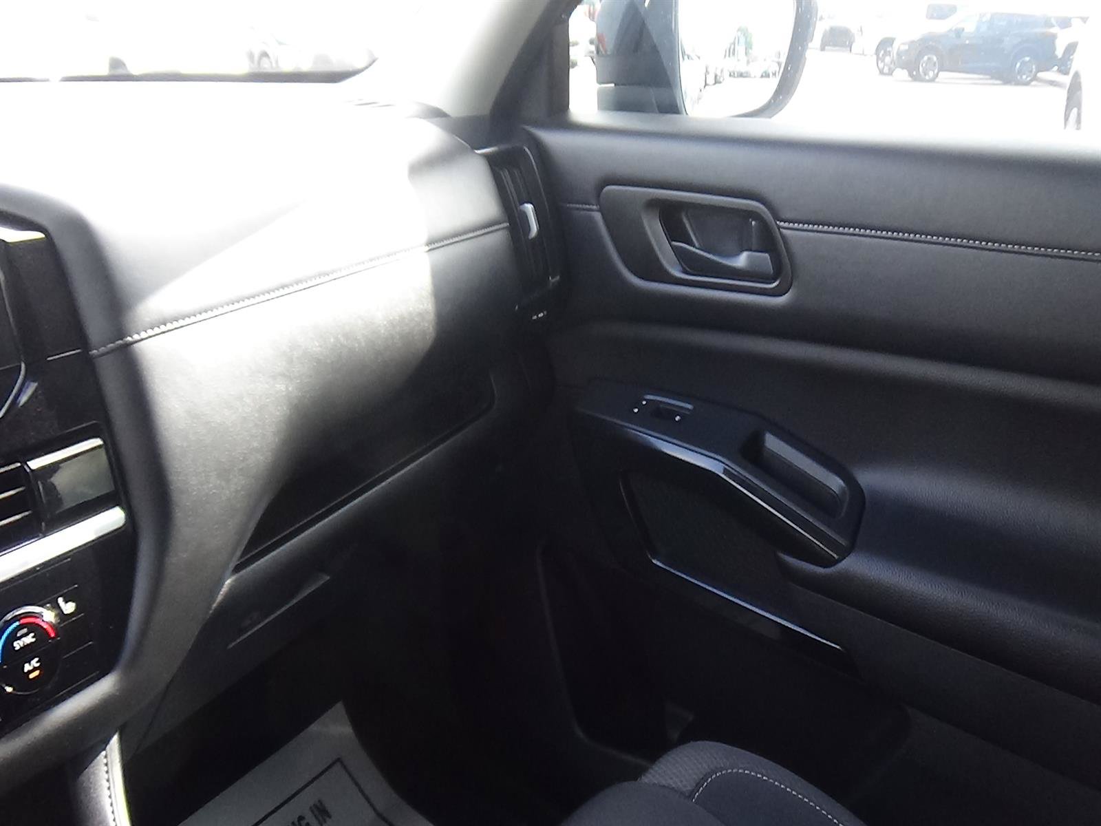 Used 2025 Nissan Pathfinder SV FWD image 25