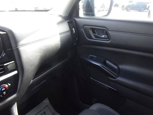 Used 2025 Nissan Pathfinder SV FWD image 25