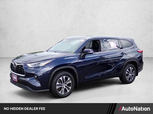 Used 2021 Toyota Highlander XLE AWD/4WD image 1