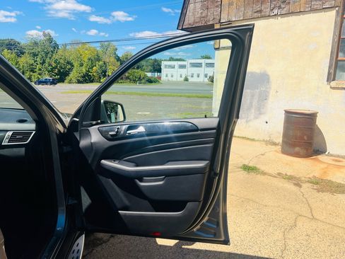 Used 2015 Mercedes-Benz ML 350 4MATIC 4dr ML 350 w/ Premium 1 Package image 32