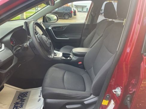 Used 2019 Toyota RAV4 LE image 8