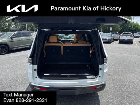 Used 2022 Jeep Grand Wagoneer Series III AWD/4WD image 10