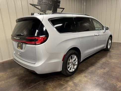 Used 2022 Chrysler Pacifica Touring-L image 8