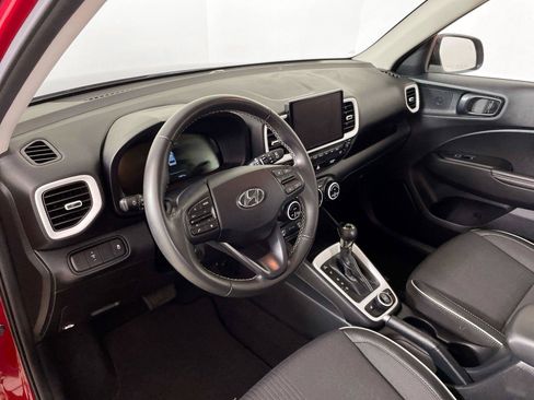 Used 2025 Hyundai Venue Limited FWD image 23