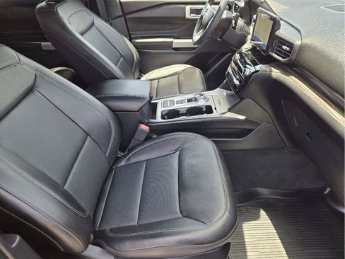 Used 2022 Ford Explorer Limited w/ Equipment Group 301A RWD image 11
