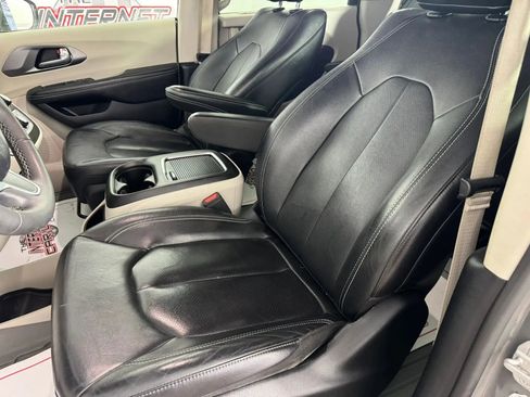 Used 2022 Chrysler Pacifica Touring-L FWD image 31