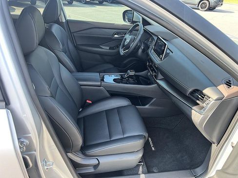 Certified 2023 Nissan Rogue SV w/ SV Premium B Package FWD image 17