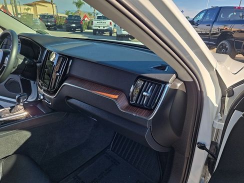 Used 2021 Volvo XC60 T5 Momentum w/ Premium Package image 32