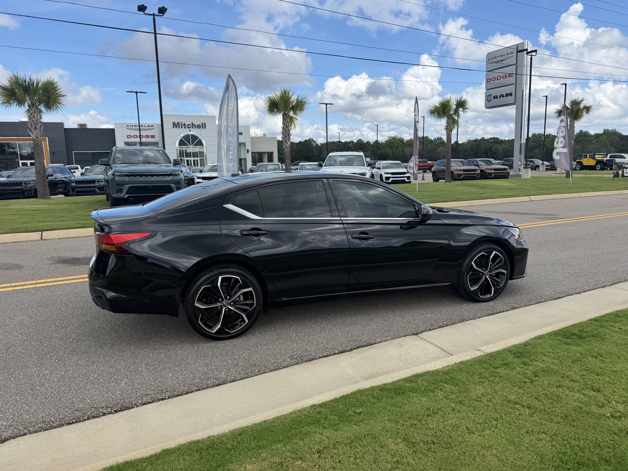 Used 2023 Nissan Altima 2.5 SR w/ SR Premium Package AWD/4WD image 4