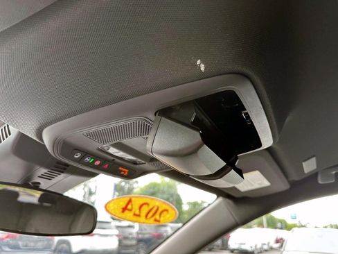 Used 2024 Chevrolet Traverse LT FWD image 28