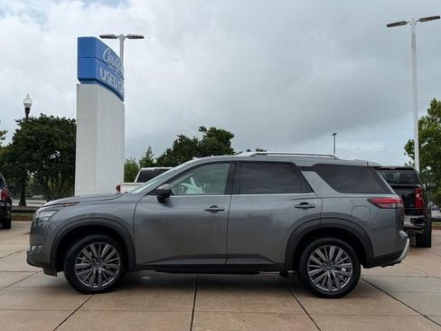 Used 2025 Nissan Pathfinder SL w/ SL Premium Package AWD/4WD image 5