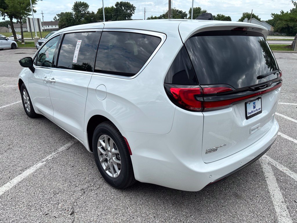 New 2027 Chrysler Pacifica Select FWD image 20