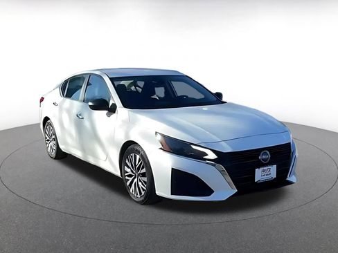 Used 2025 Nissan Altima 2.5 SV image 3