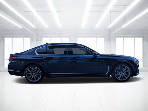 Used 2020 BMW 750i xDrive w/ Executive Package image 2