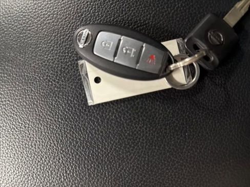 Used 2018 Nissan Titan SV w/ SV Convenience Package image 34