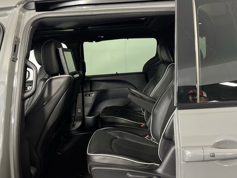 Used 2022 Chrysler Pacifica Limited w/ Uconnect Theater Family Group image 28