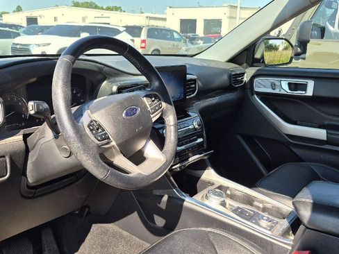 Used 2021 Ford Explorer Limited w/ Equipment Group 301A AWD/4WD image 9