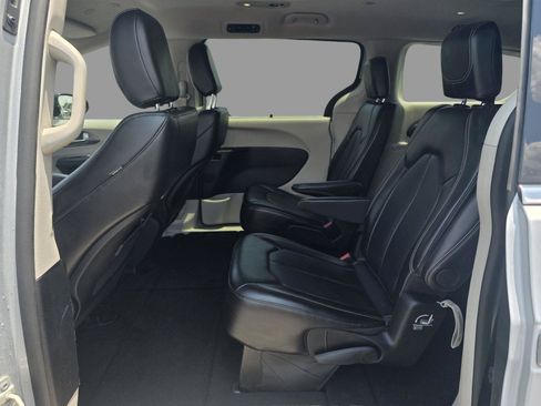 Used 2024 Chrysler Pacifica Touring-L FWD image 27