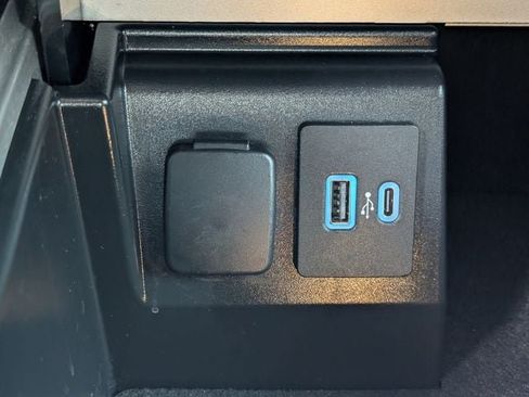 Used 2023 Ford Explorer XLT RWD image 18