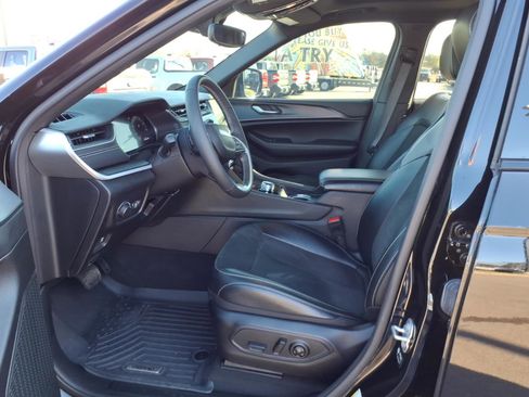 Used 2024 Jeep Grand Cherokee L Altitude image 11