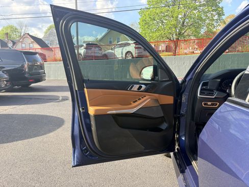 Used 2019 BMW X5 xDrive50i w/ M Sport Package AWD/4WD image 11