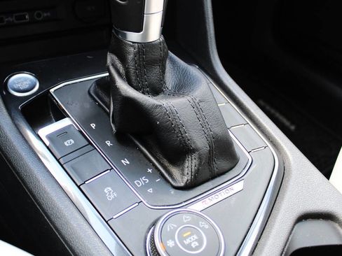 Used 2018 Volkswagen Tiguan SE image 24