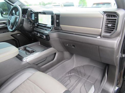 Used 2025 Chevrolet Silverado 2500 ZR2 w/ Technology Package AWD/4WD image 13