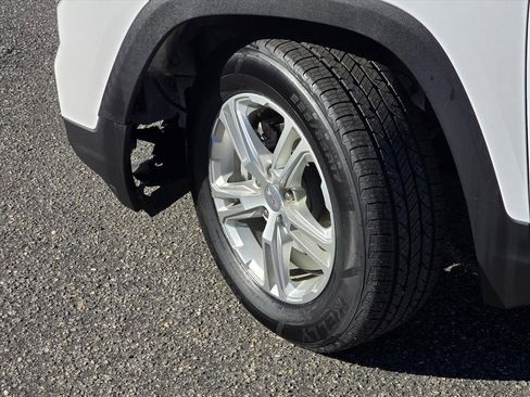 Used 2023 GMC Terrain SLE w/ Driver Convenience Package image 27